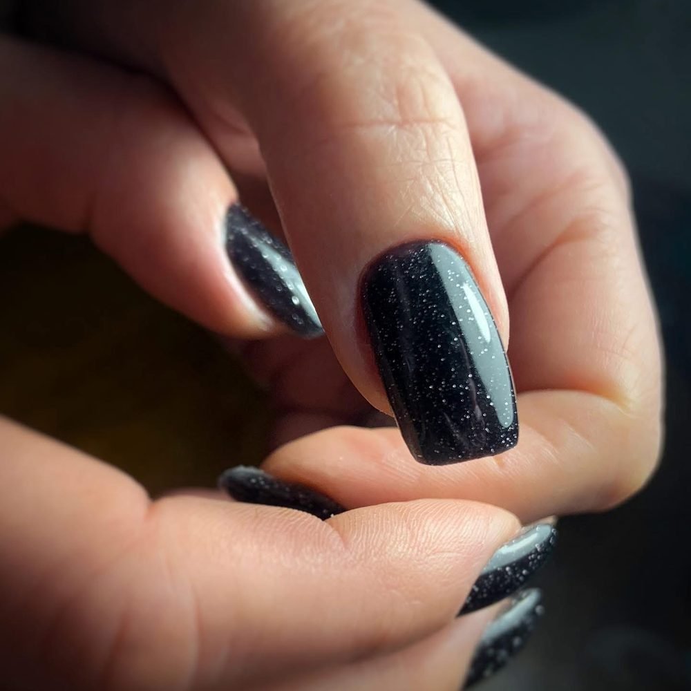 Short nails in black with fine glitter