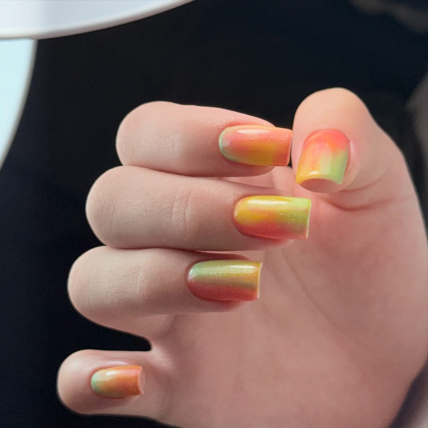 Short nails with a yellow to coral ombre